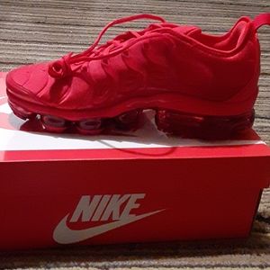 NIKE AIR VAPORMAX PLUS